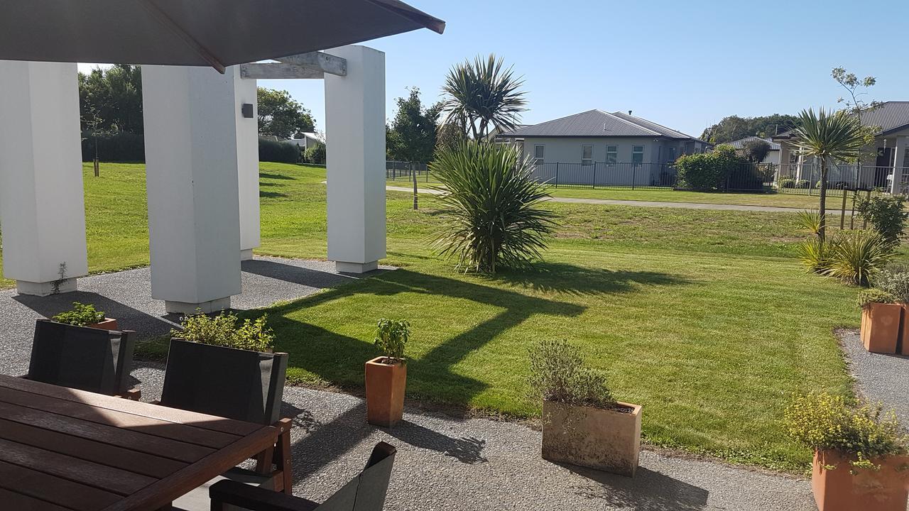 Accommodation In Frimley Хейстингс Екстериор снимка
