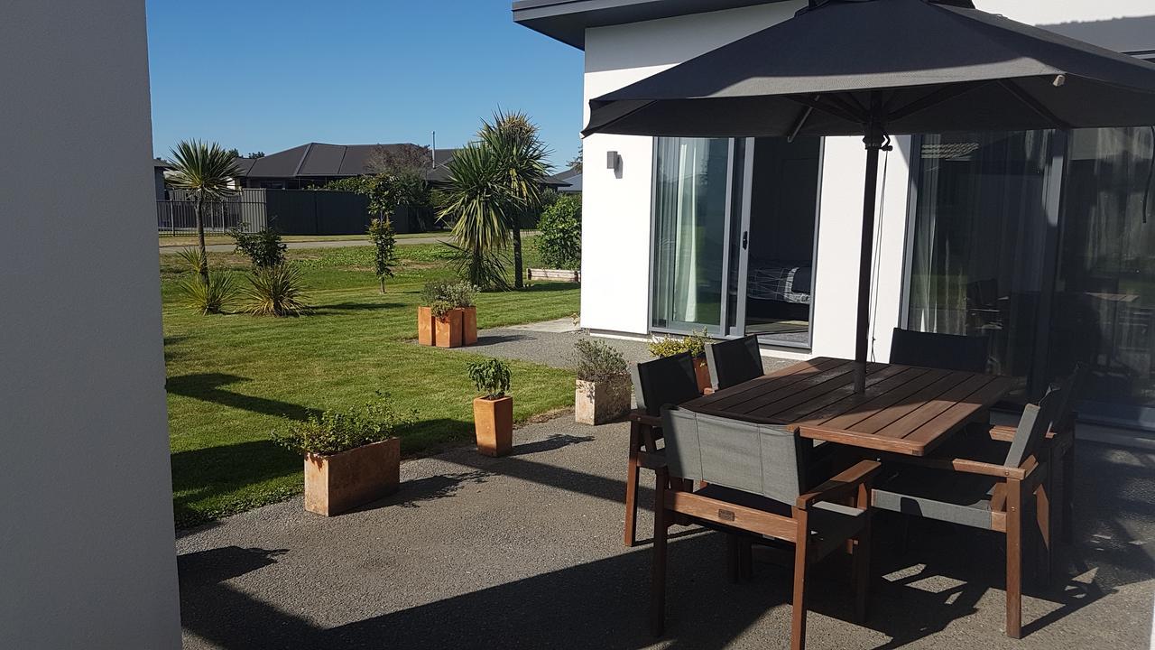 Accommodation In Frimley Хейстингс Екстериор снимка