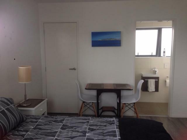 Accommodation In Frimley Хейстингс Екстериор снимка